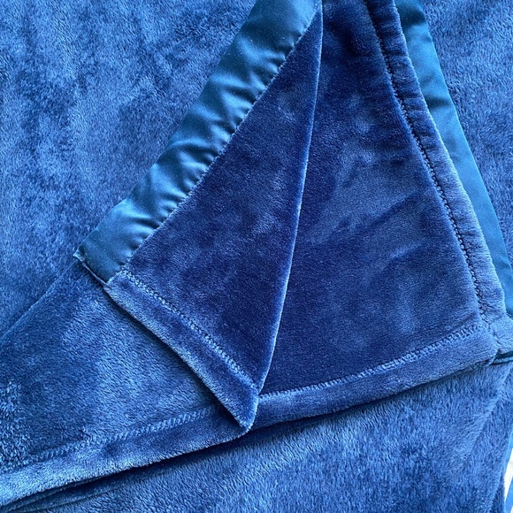 Plush/velvety blanket Full/queen EUC - Picture 1 of 4